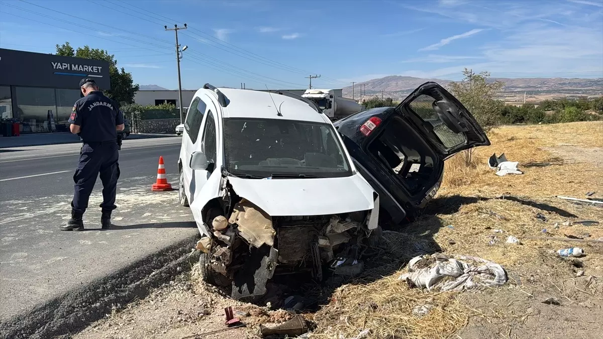 elazigda arac kazasi 3 yarali fuNSWFge