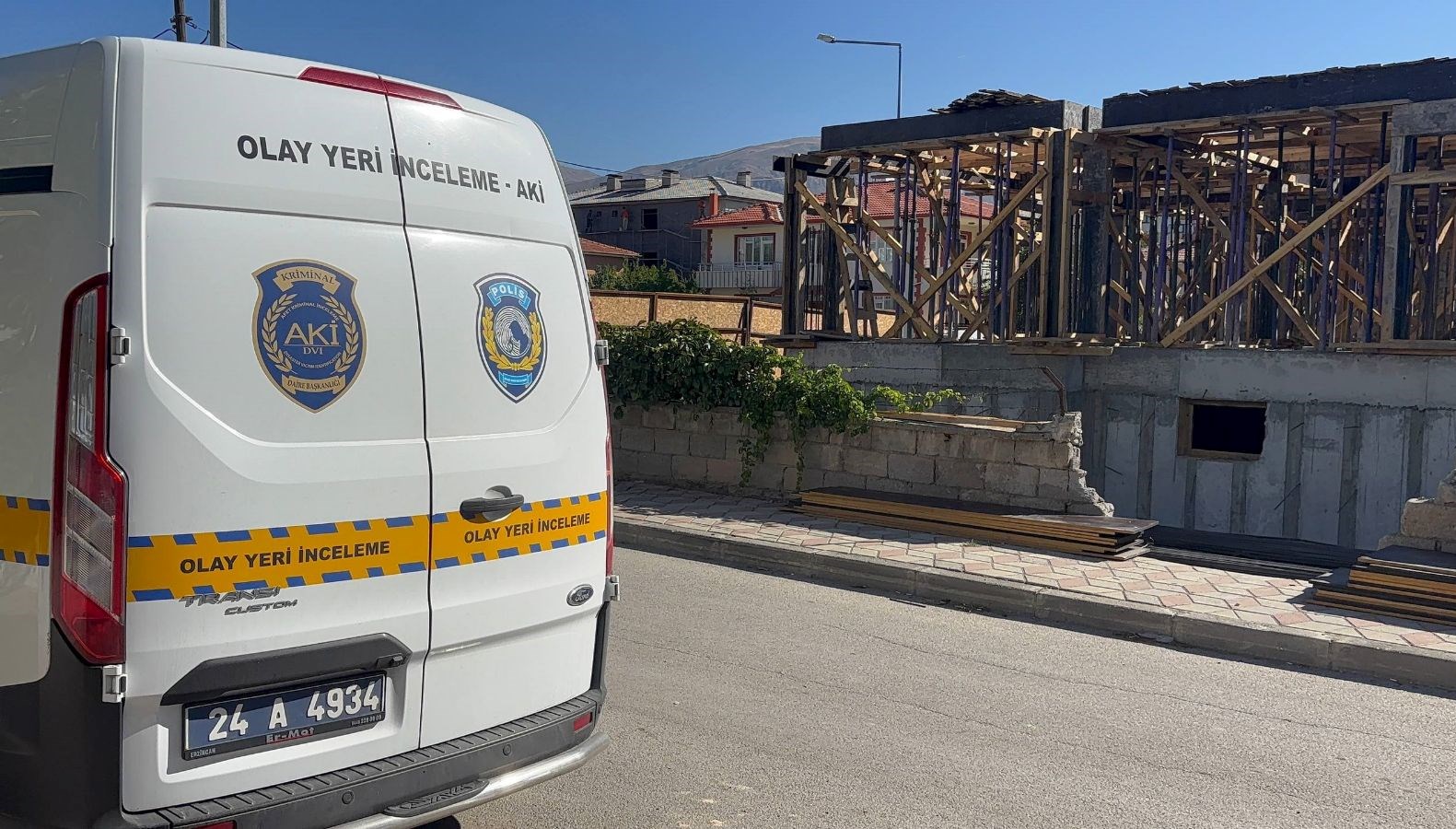 erzincanda insaattan dusen isci agir yaralandi uYy6xTqa