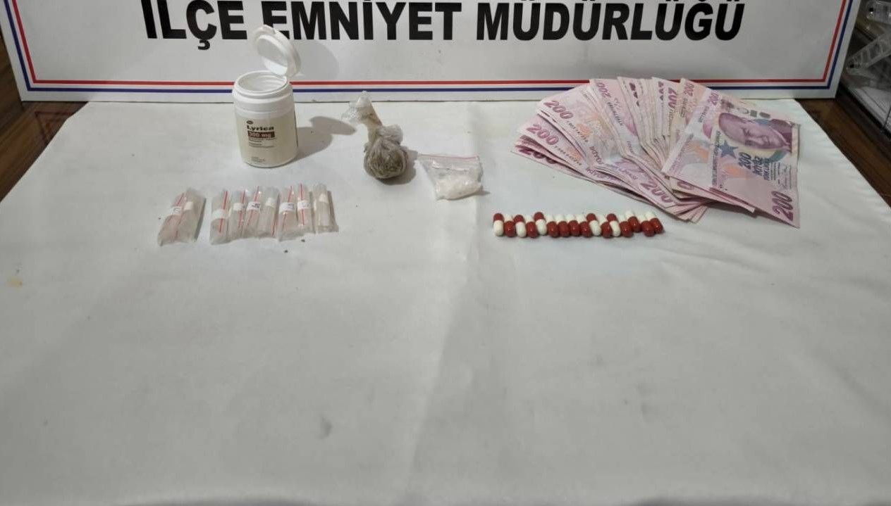 otomobilinde uyusturucuyla yakalanandi gozaltina alindi EwvrOYzz