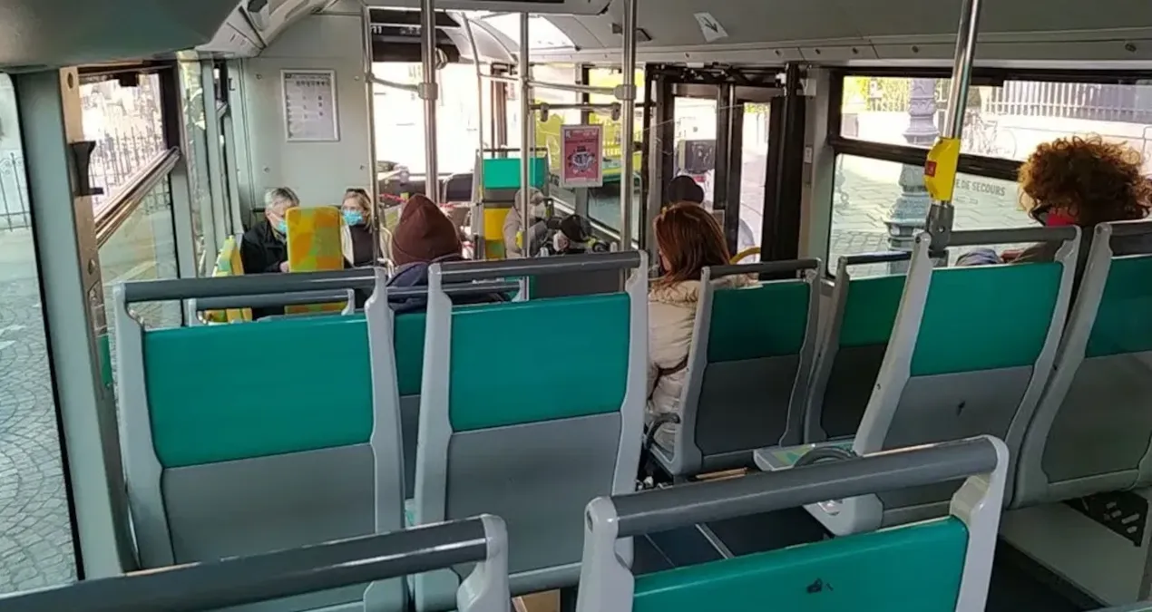 baba 6 aylik bebegini otobuste unuttu iner inmez telefonuna sarildi sc4wfQ4D