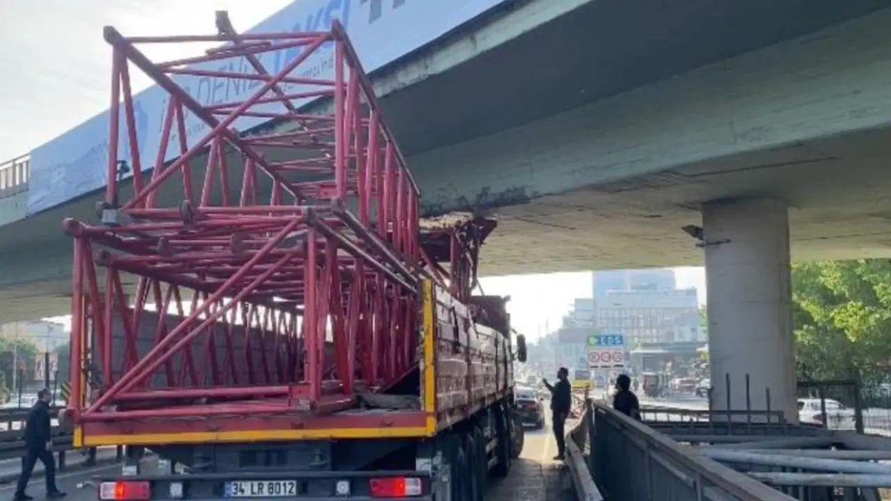 istanbulda vinc parcasi yuklu tir kopruye sikisti 6Cwml6MH.jpg