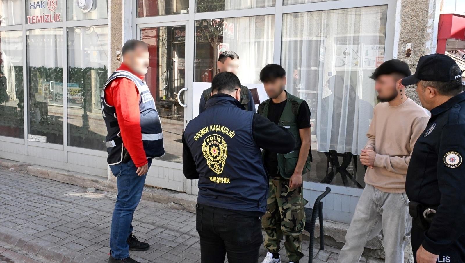 kirsehirde 5 duzensiz gocmen yakalandi iL8EL5Nr.jpg