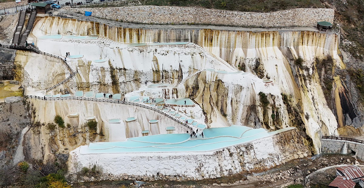 Renkli göletler ve beyaz taşlardan oluşuyor, turistlerin uğrak noktası oldu