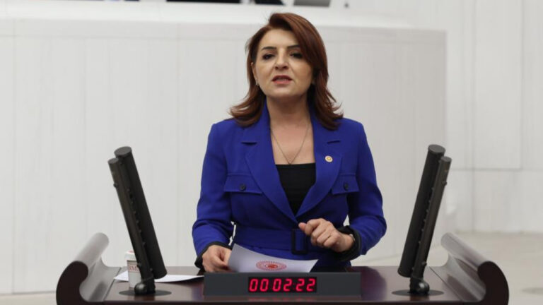 chpli-kis-asgari-ucretli-maasi-almadan-borcunu-dusunuyor-hmYAsRkm-1