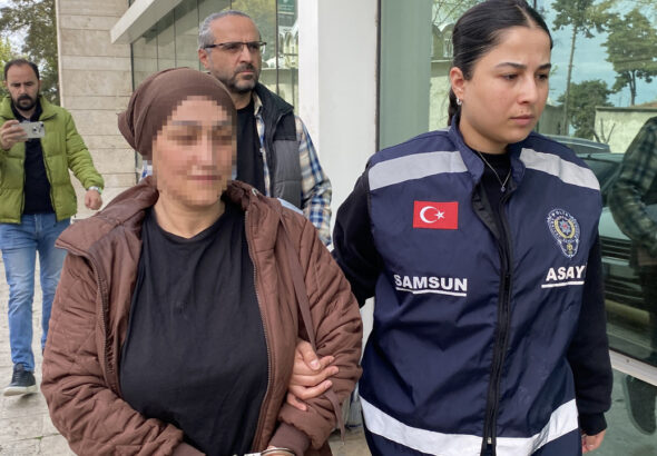 yegeninin-altinlarini-calip-otomobil-aldi-teyzenin-misafirlik-plani-karakolda-bitti-Cb71RWHA
