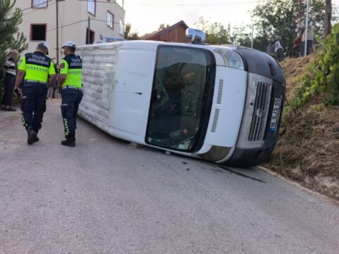Servis minibusu devrildi 7 isci yaralandi U4mEUGRh