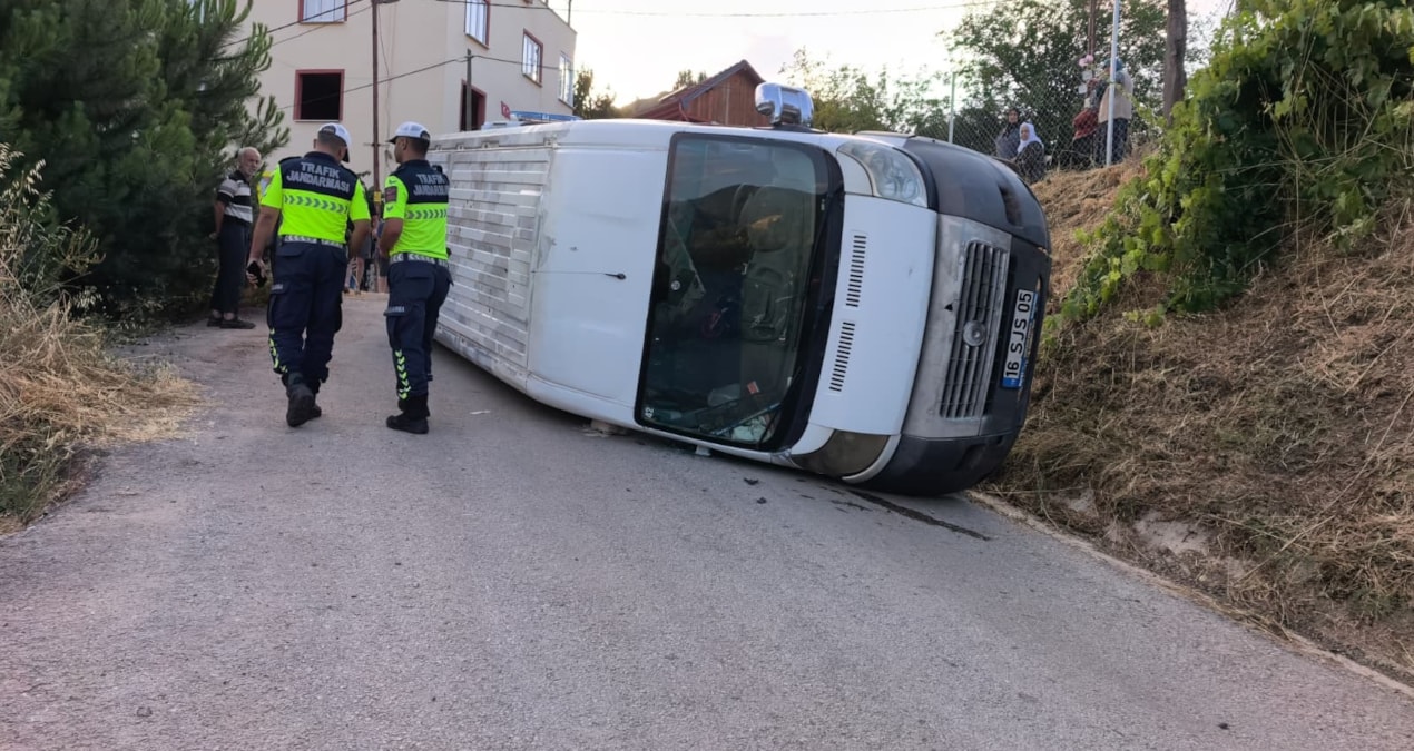 Servis minibusu devrildi 7 isci yaralandi U4mEUGRh